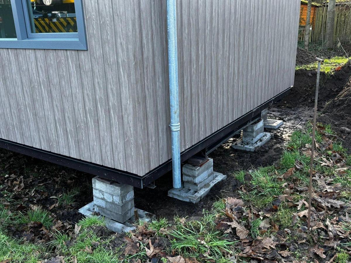 Hoek van een grijze woning op bielzen